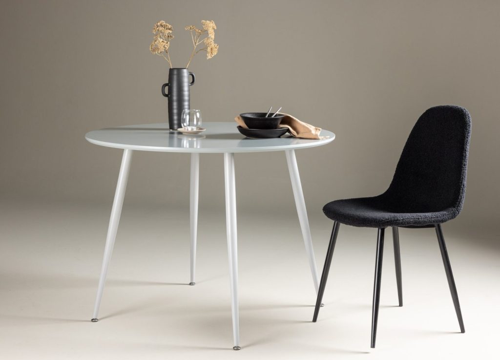 Table à manger ronde Plaza gris mise en scène dans une salle à manger