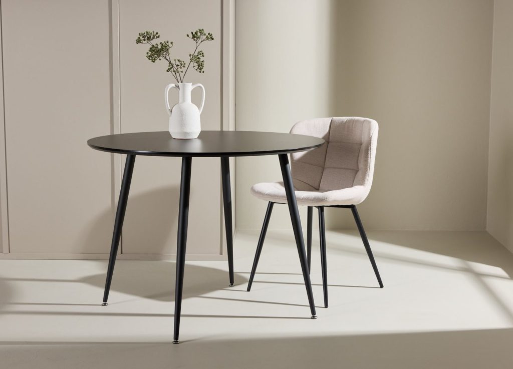 Table à manger ronde Plaza noir mise en scène dans une salle à manger