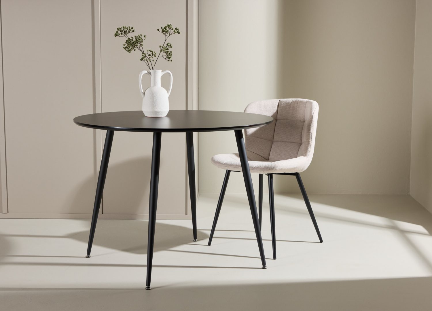 Table à manger ronde Plaza noir mise en scène dans une salle à manger
