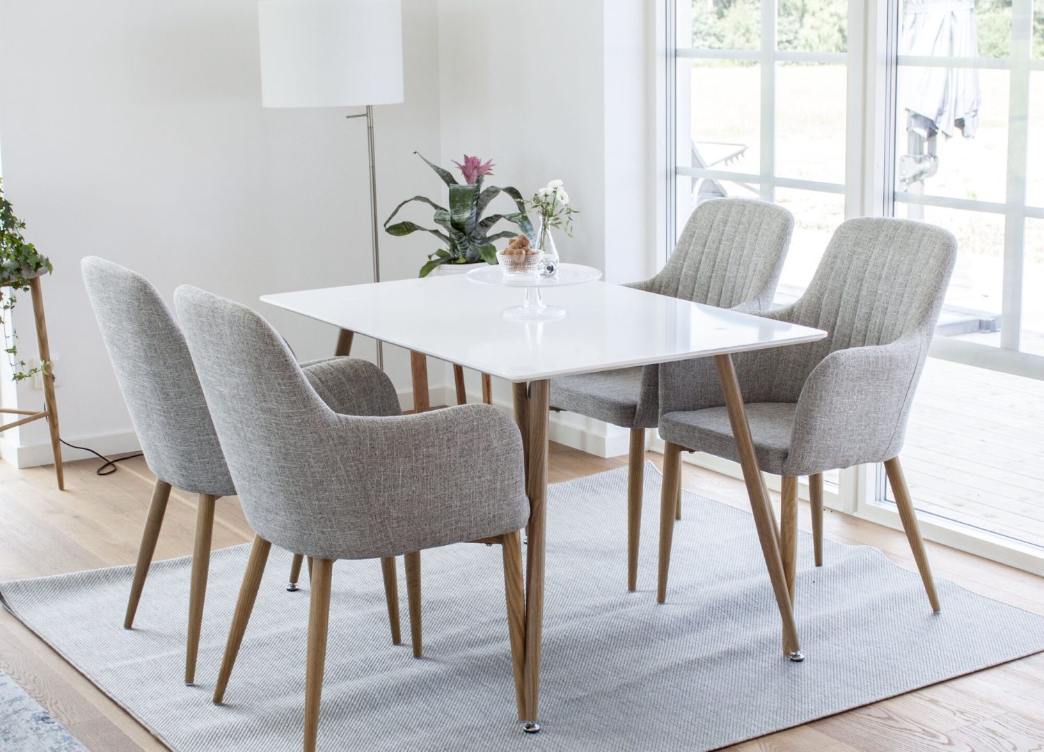 Table de repas Polar blanc dans une ambiance intérieure