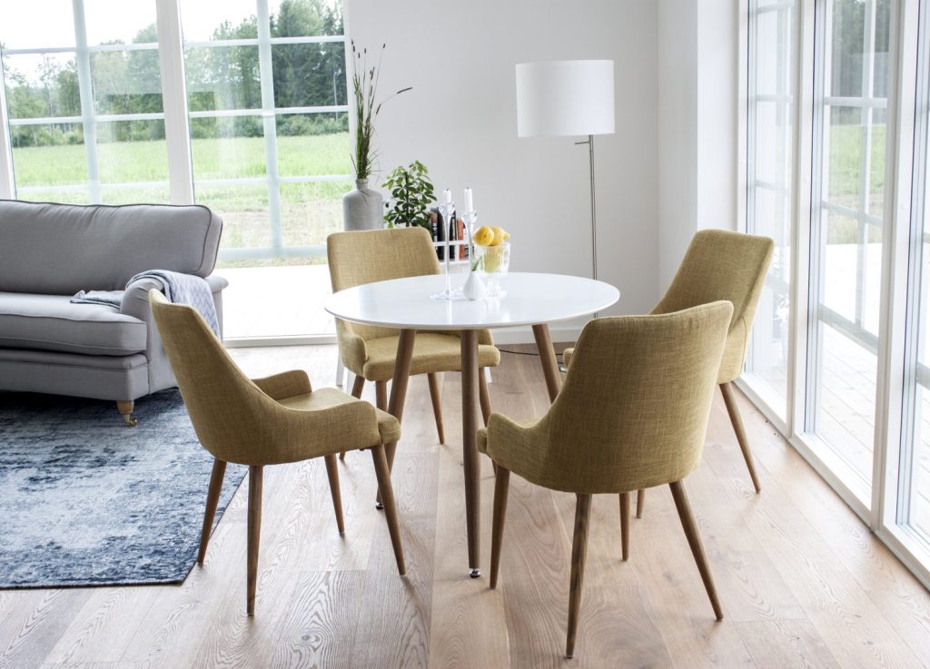 Table à manger ronde Polar blanc mise en scène dans une salle à manger