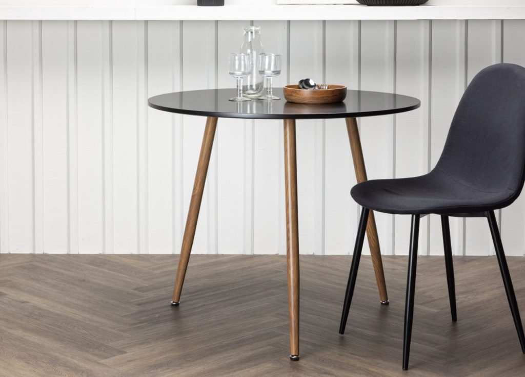 Table à manger ronde Polar noir mise en scène dans une salle à manger