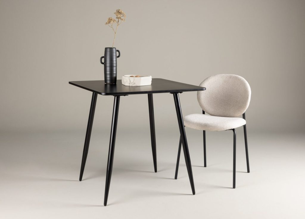 Table à manger rectangulaire Polar noir mise en scène dans une salle à manger