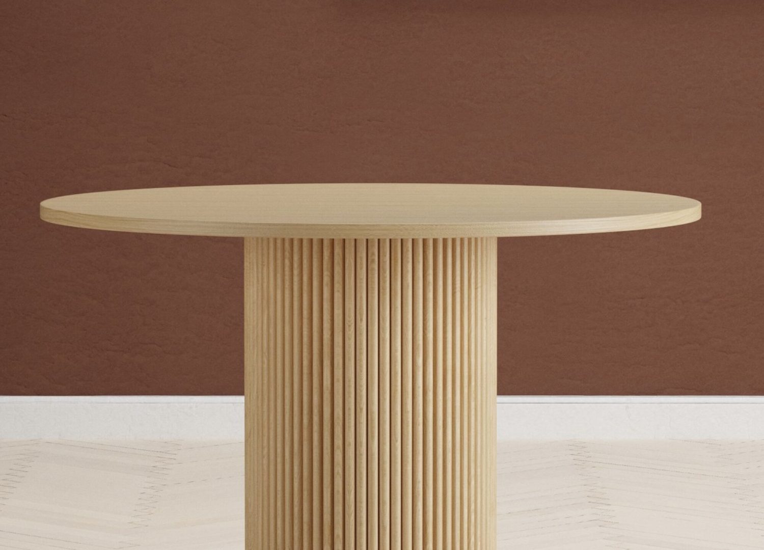 Table à manger ronde Reko naturel mise en scène dans une salle à manger