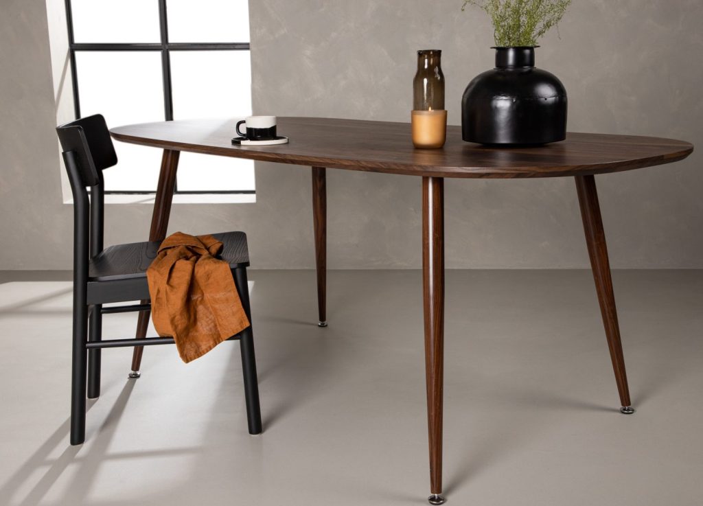 Table à manger ovale Sanford marron foncé mise en scène dans une salle à manger
