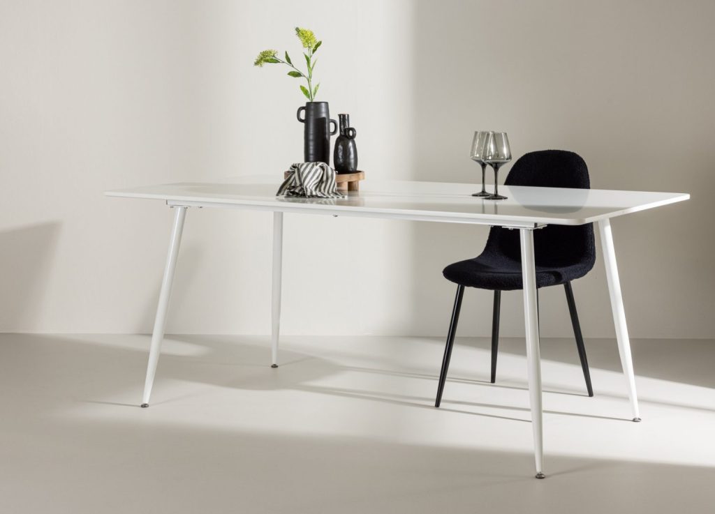 Table à manger rectangulaire Silar blanc mise en scène dans une salle à manger