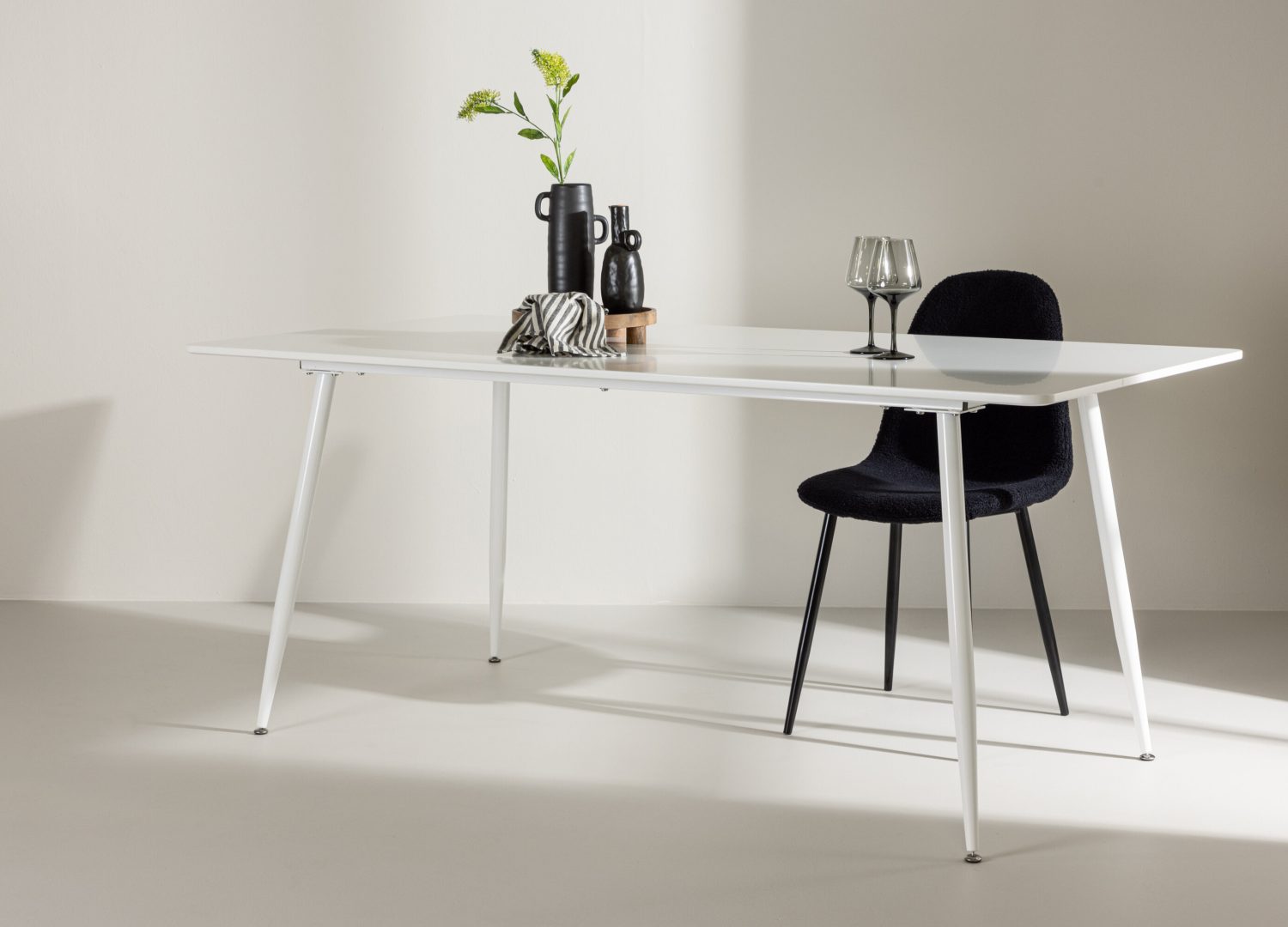 Table à manger rectangulaire Silar blanc mise en scène dans une salle à manger