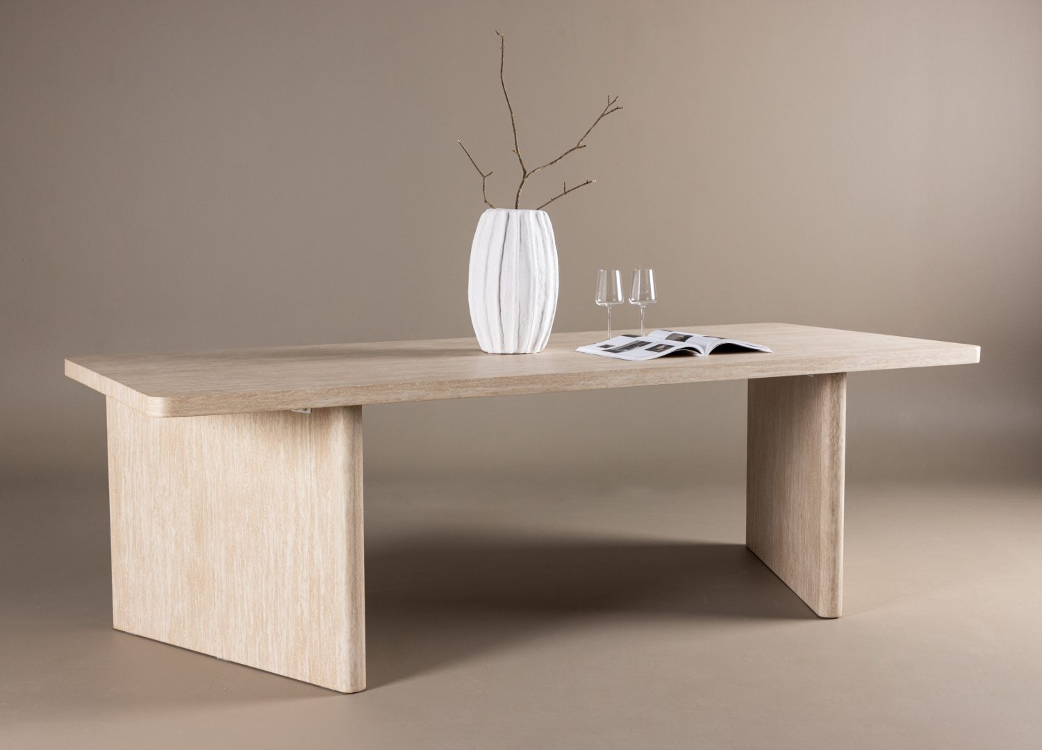 Table à manger rectangulaire Skagen beige mise en scène dans une salle à manger