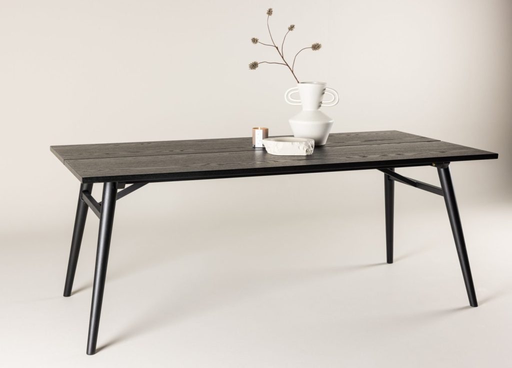 Table à manger rectangulaire Sleek noir mise en scène dans une salle à manger