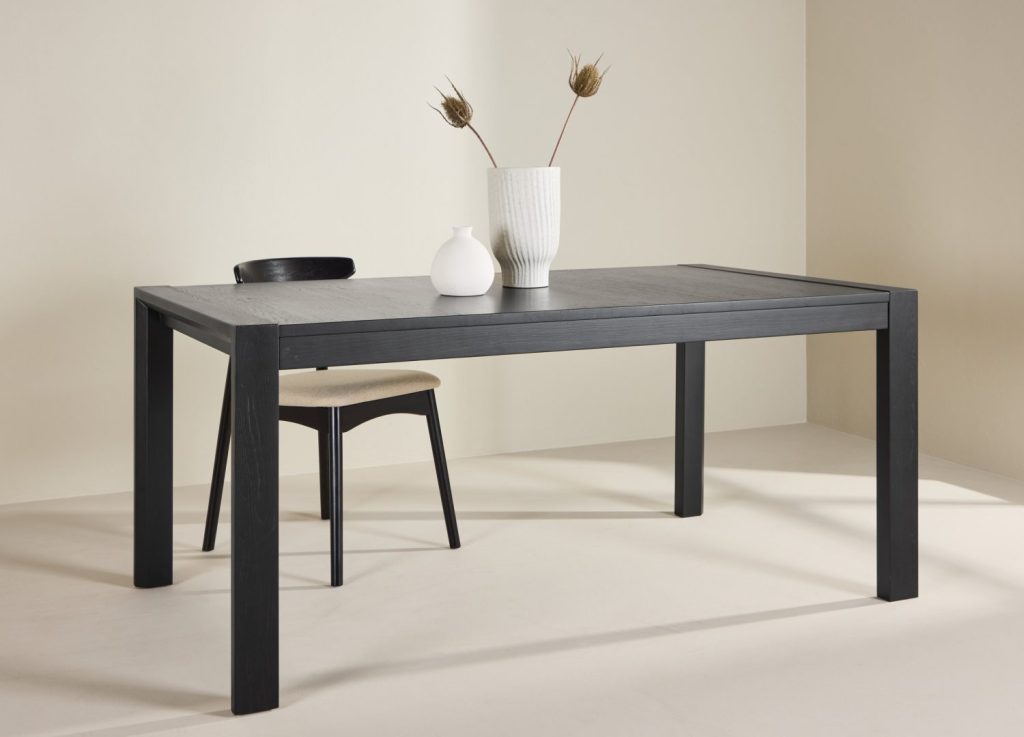 Table à manger rectangulaire Slider noir mise en scène dans une salle à manger