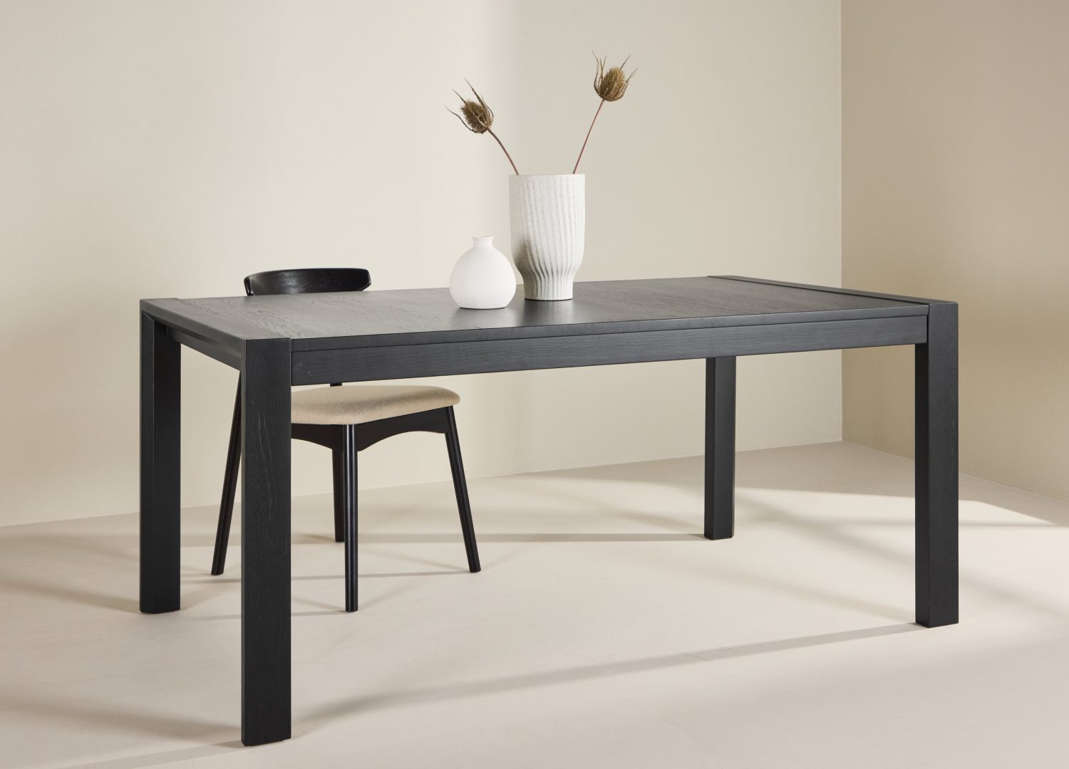 Table à manger rectangulaire Slider noir mise en scène dans une salle à manger