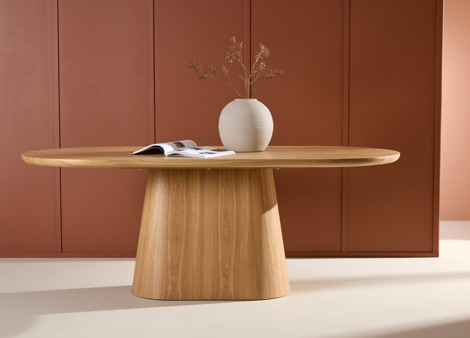 Table à manger ovale Stjärnö naturel mise en scène dans une salle à manger
