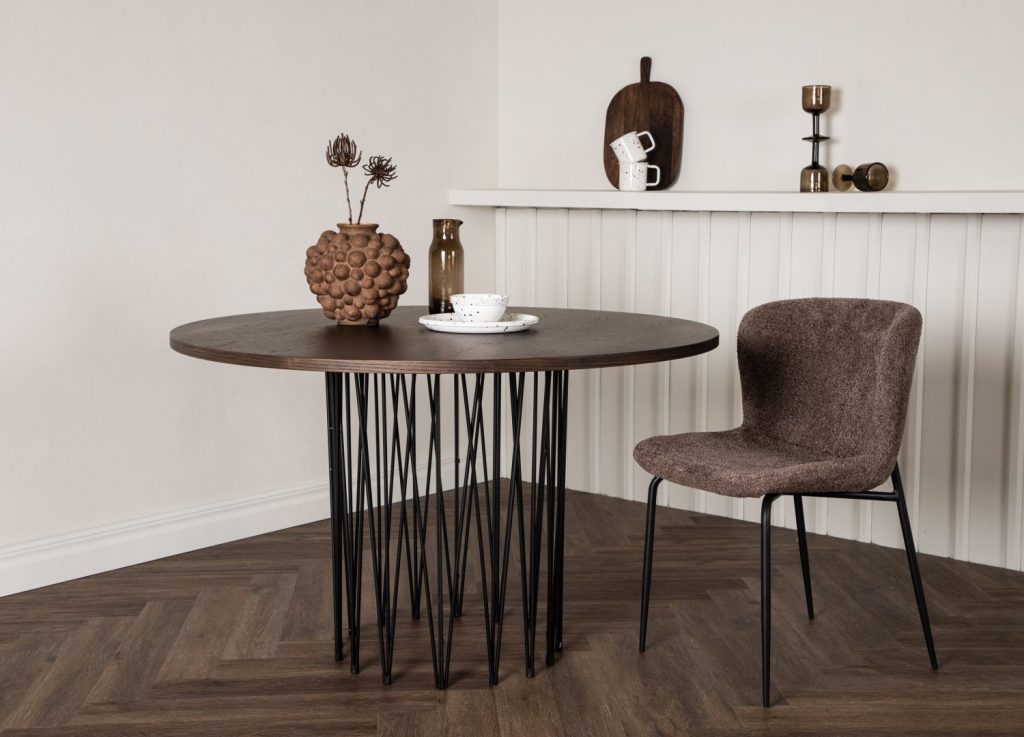 Table à manger ronde Stone moka mise en scène dans une salle à manger