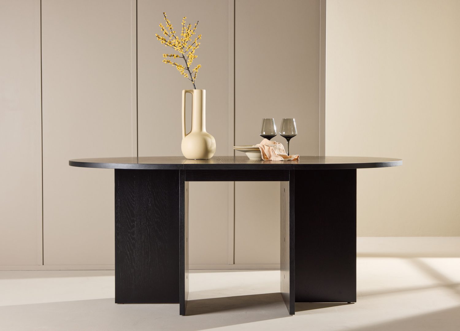Table à manger rectangulaire Strada noir mise en scène dans une salle à manger