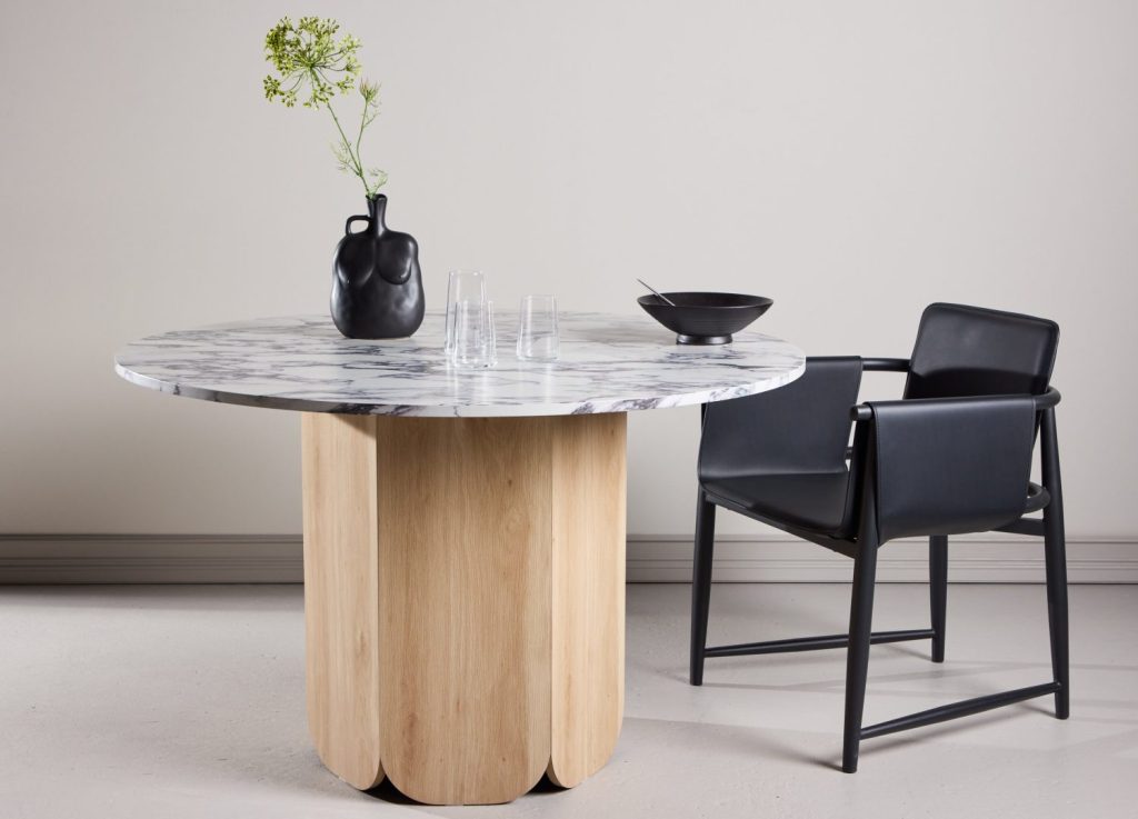 Table à manger ronde Tekla gris clair mise en scène dans une salle à manger