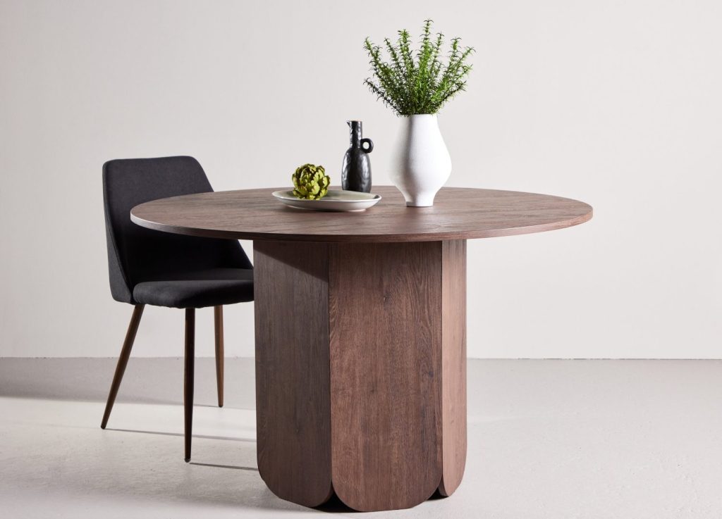 Table à manger ronde Tekla moka mise en scène dans une salle à manger