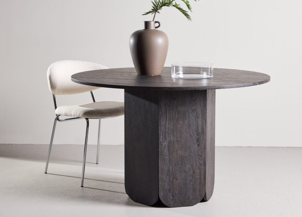 Table à manger ronde Tekla noir mise en scène dans une salle à manger