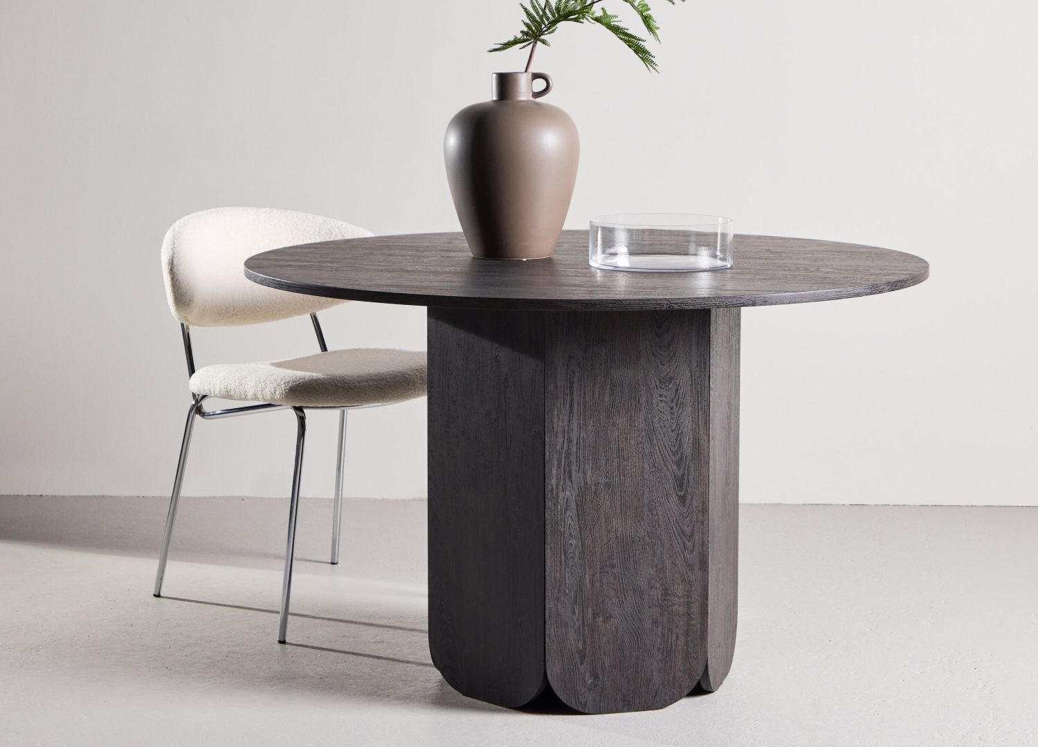 Table à manger ronde Tekla noir mise en scène dans une salle à manger
