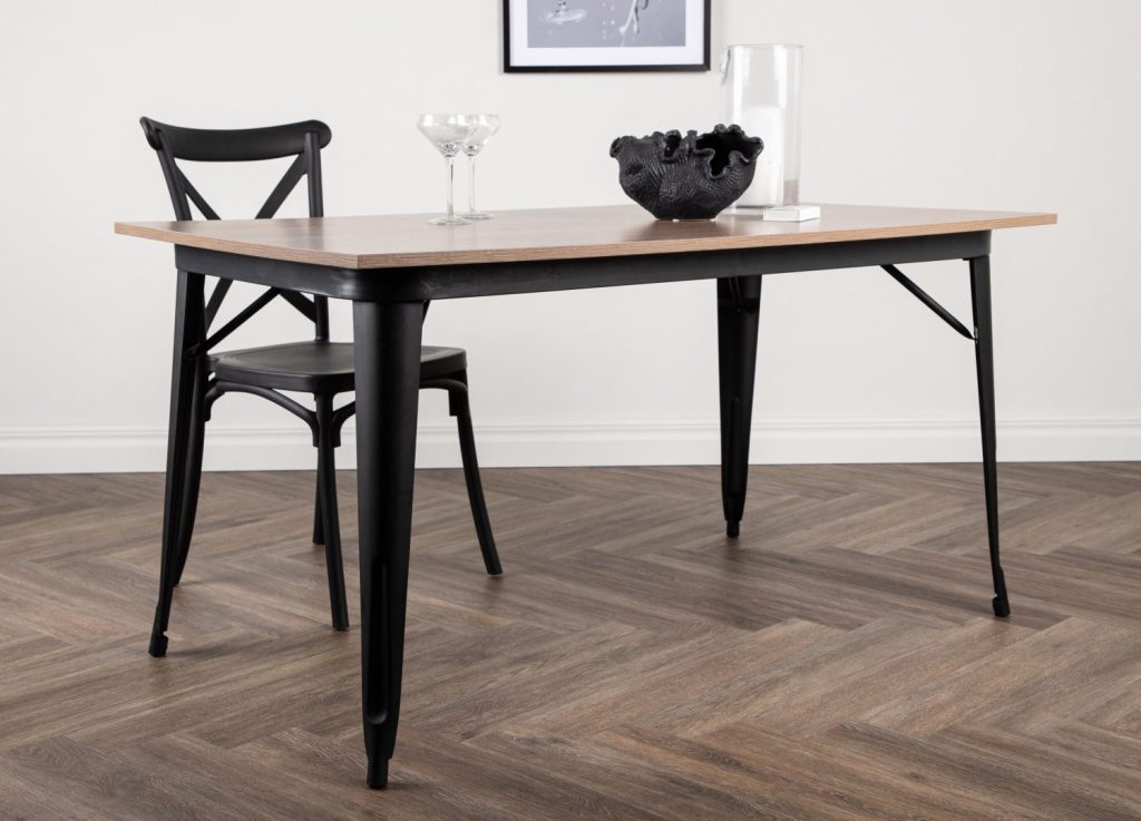 Table à manger rectangulaire Tempe noyer mise en scène dans une salle à manger