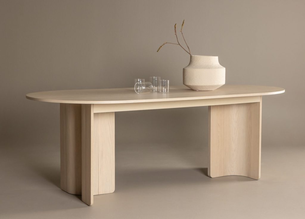 Table à manger ovale Tyresö blanchi mise en scène dans une salle à manger
