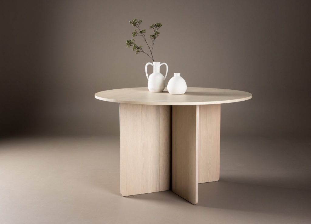 Table à manger ronde Tyresö blanchi mise en scène dans une salle à manger