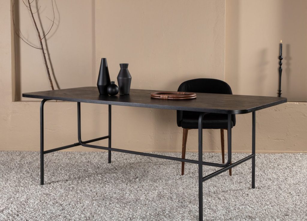 Table à manger rectangulaire Uno noir mise en scène dans une salle à manger
