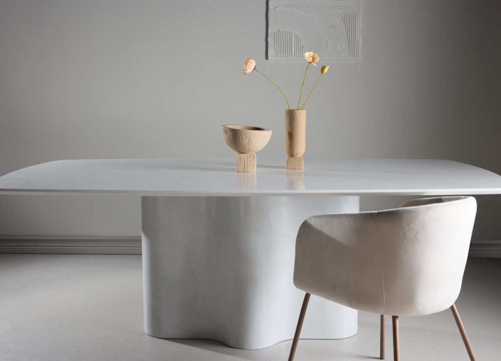 Table à manger rectangulaire Väddö blanc mise en scène dans une salle à manger