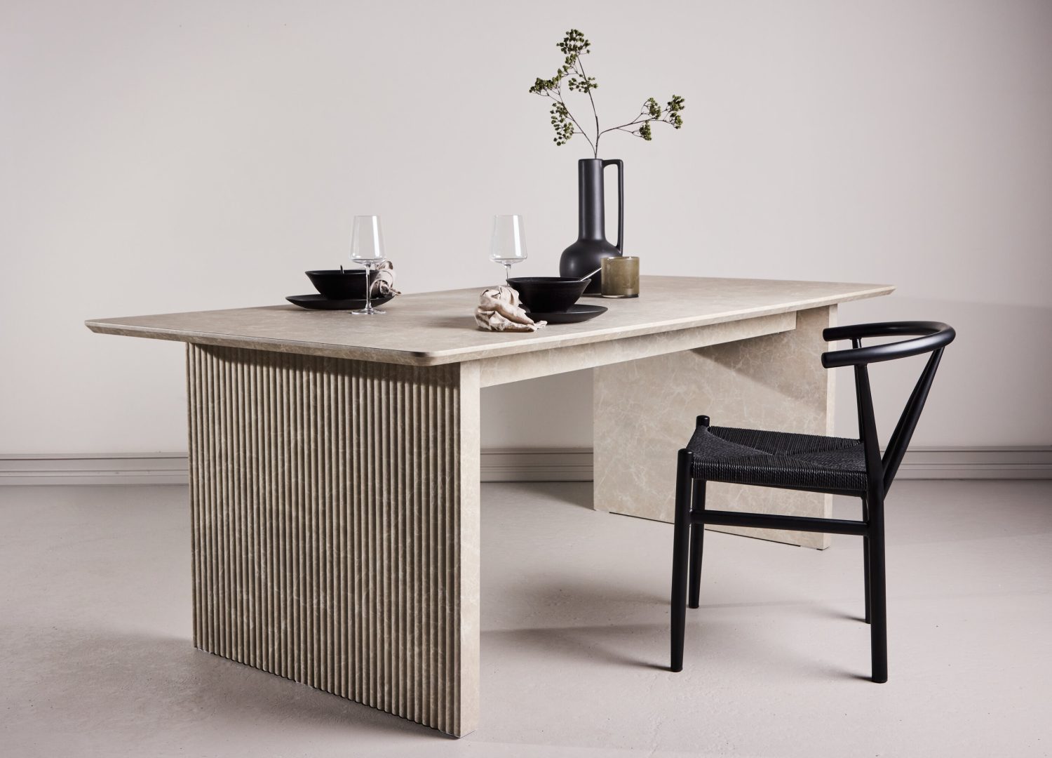Table à manger rectangulaire Vail beige mise en scène dans une salle à manger