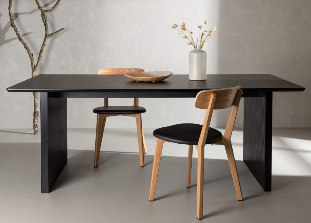 Table à manger rectangulaire Vail noir mise en scène dans une salle à manger