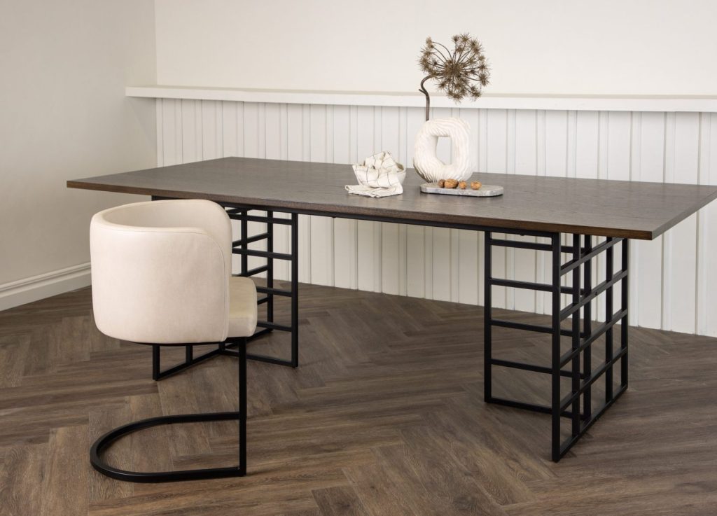 Table à manger rectangulaire Ystad moka mise en scène dans une salle à manger