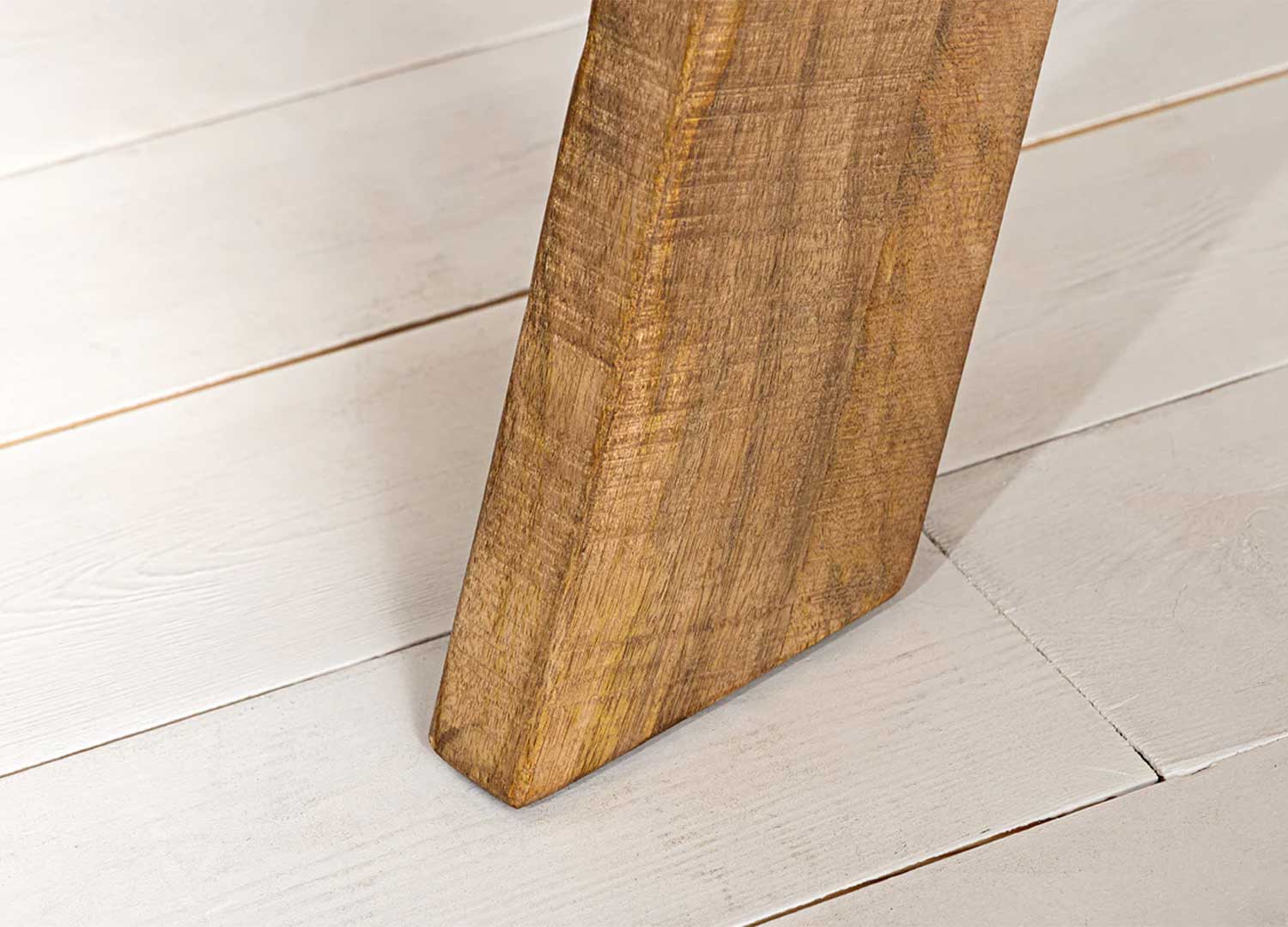 Détail du piètement central en bois massif de la table ronde Althéa