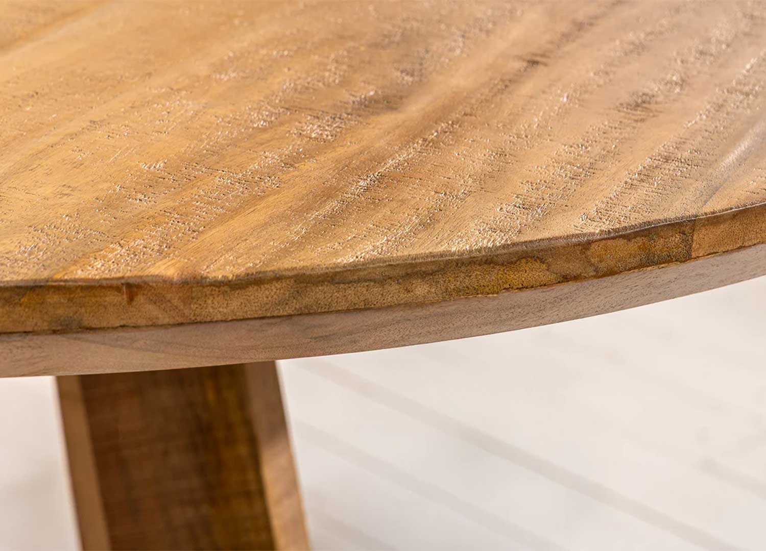 Détail du plateau à bords biseautés de la table ronde Althéa