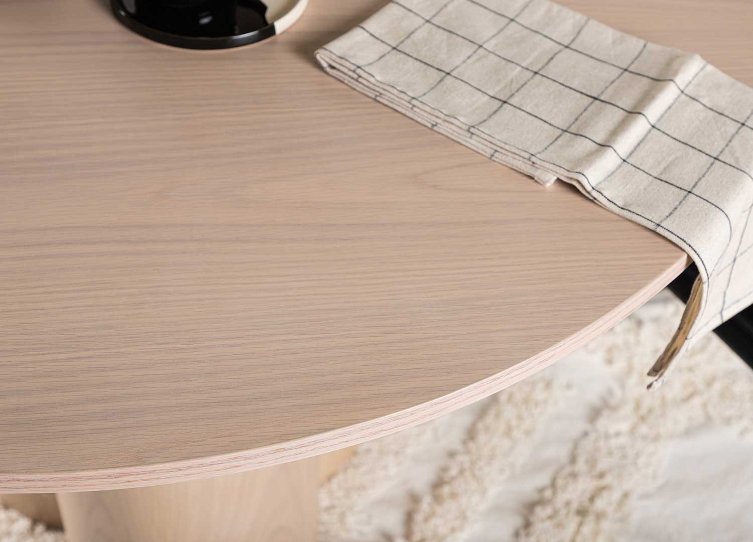 Table ronde en bois 110 cm avec 3 pieds cylindriques