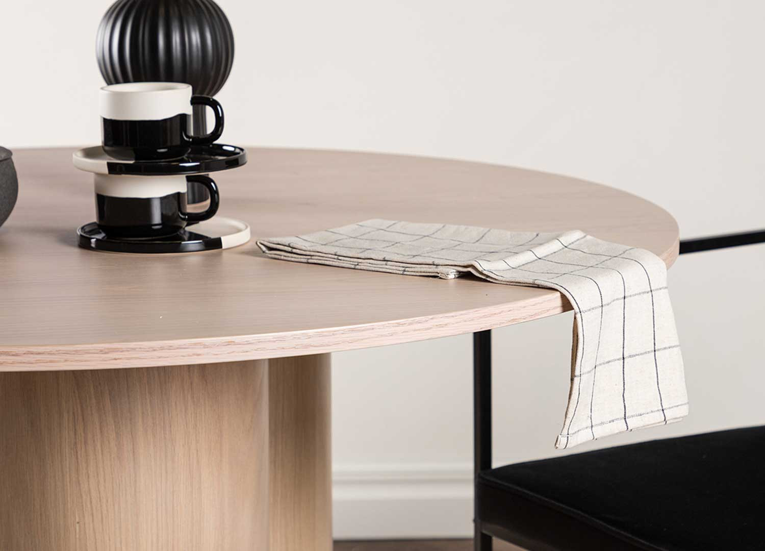 Table ronde en bois 110 cm avec 3 pieds cylindriques