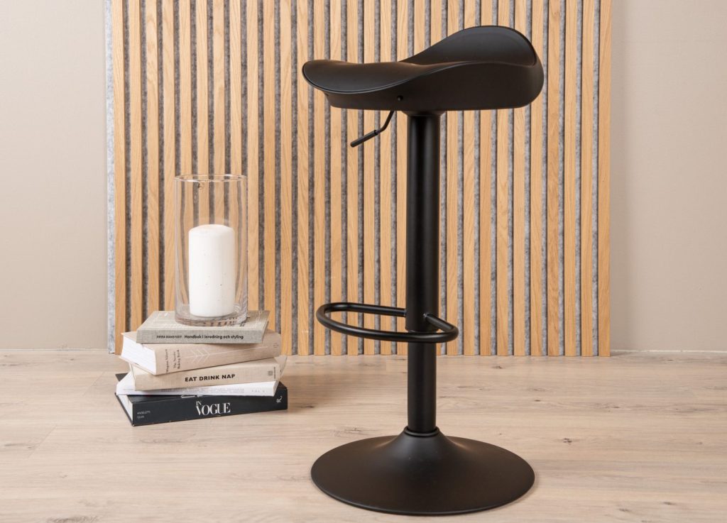 Lot de 2 tabourets de bar Adesto plastique noir assise 59 cm mis en scène autour d'un îlot ou d'une table haute
