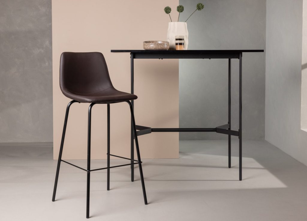 Lot de 2 tabourets de bar Alexi similicuir marron assise 75 cm mis en scène autour d'un îlot ou d'une table haute
