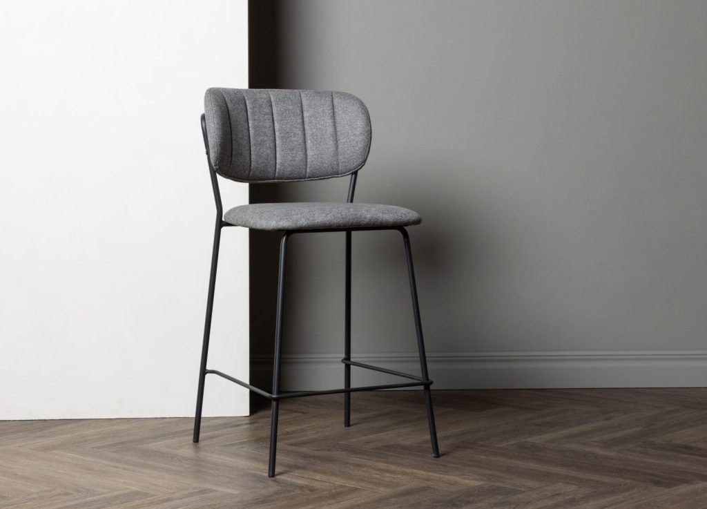 Lot de 2 tabourets de bar Bell polyester gris assise 65 cm mis en scène autour d'un îlot ou d'une table haute