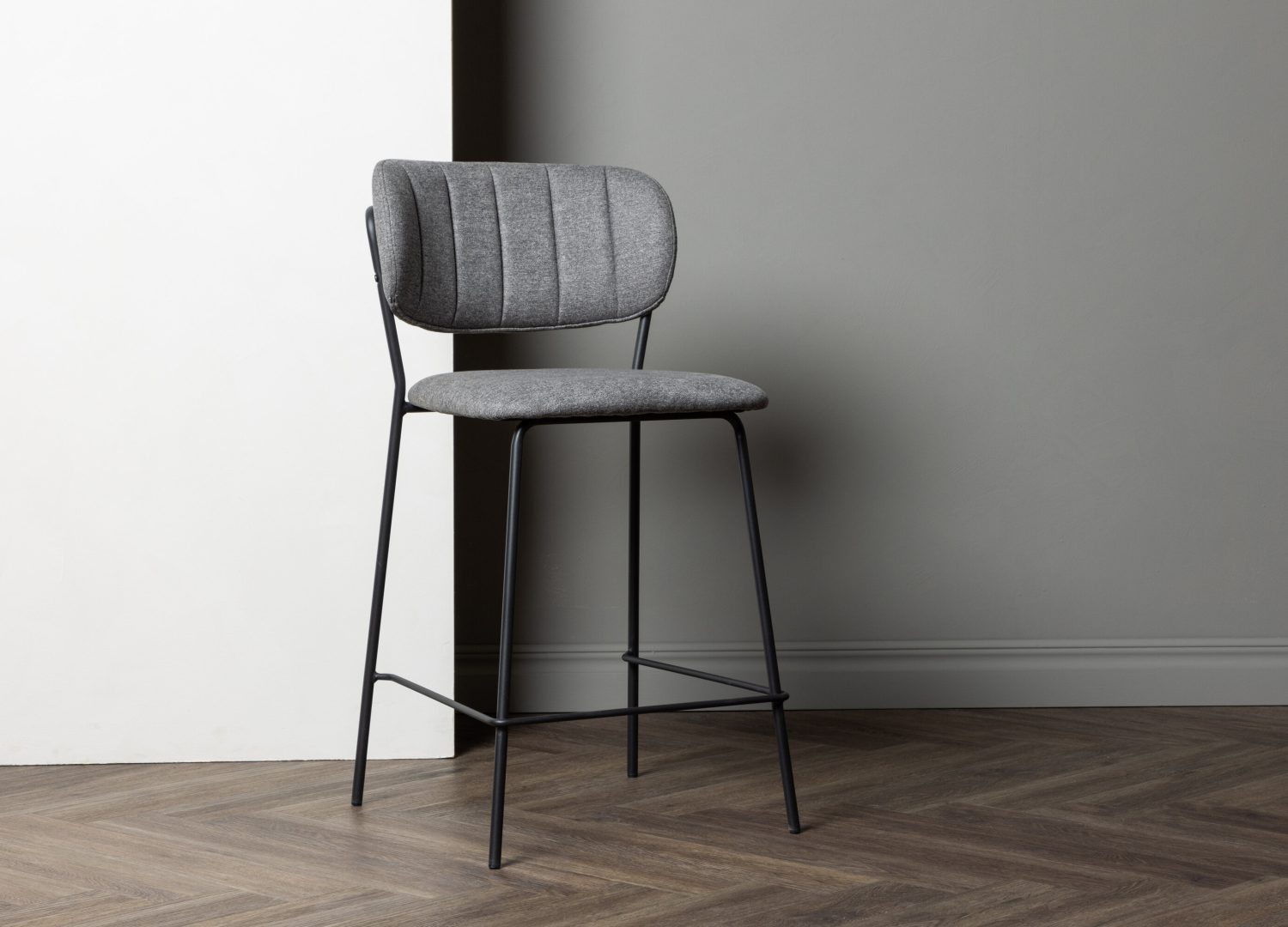 Lot de 2 tabourets de bar Bell polyester gris assise 65 cm mis en scène autour d'un îlot ou d'une table haute