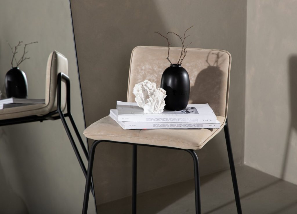Lot de 2 tabourets de bar Bisbee microfibre beige assise 65 cm mis en scène autour d'un îlot ou d'une table haute