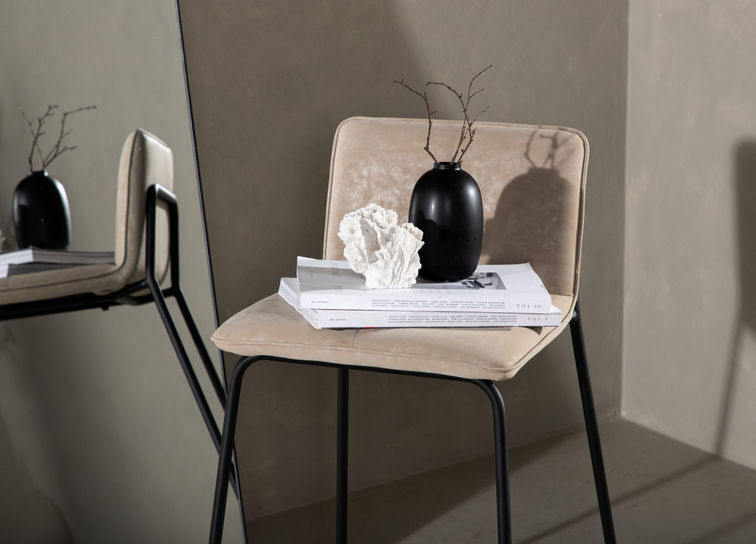Lot de 2 tabourets de bar Bisbee microfibre beige assise 65 cm mis en scène autour d'un îlot ou d'une table haute