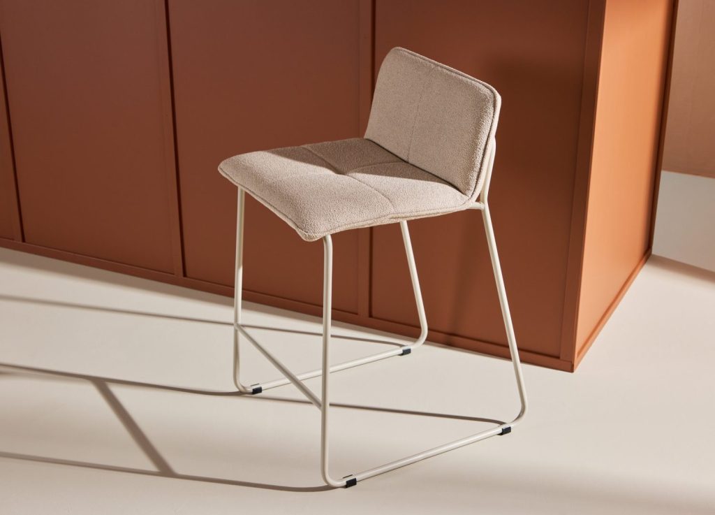 Lot de 2 tabourets de bar Bisbee tissu bouclette beige assise 65 cm mis en scène autour d'un îlot ou d'une table haute