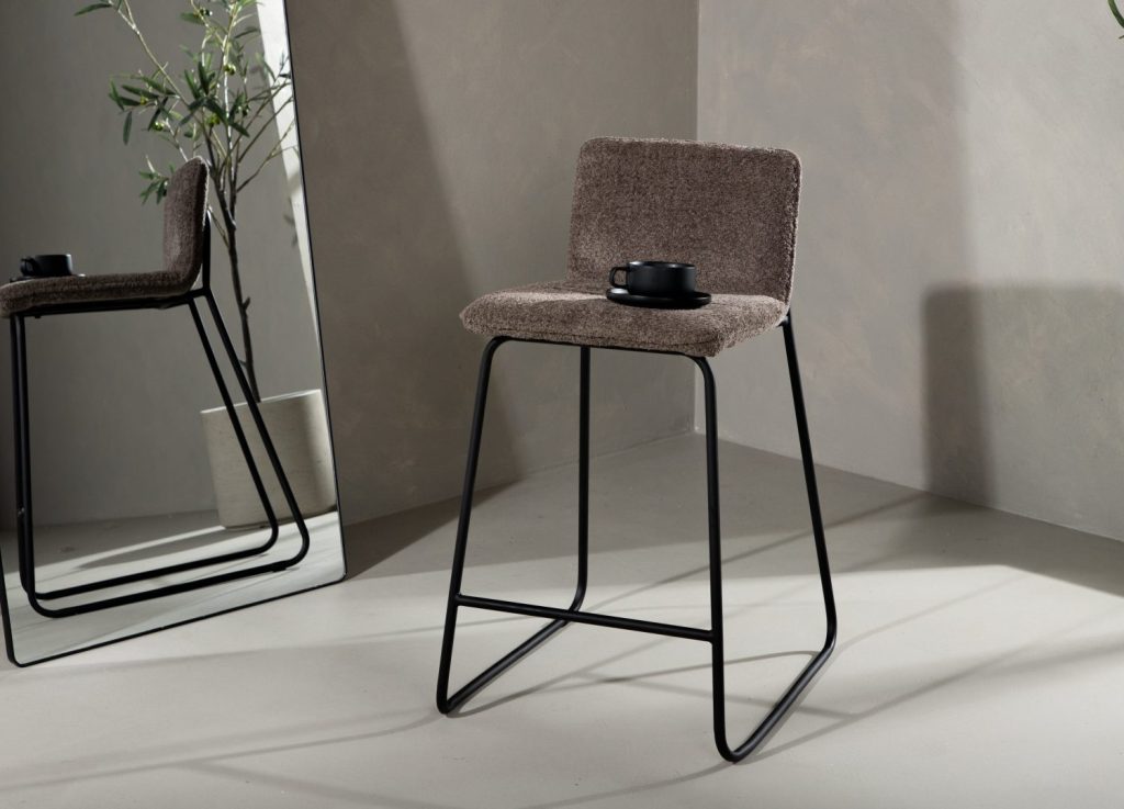 Lot de 2 tabourets de bar Bisbee microfibre gris foncé assise 65 cm mis en scène autour d'un îlot ou d'une table haute