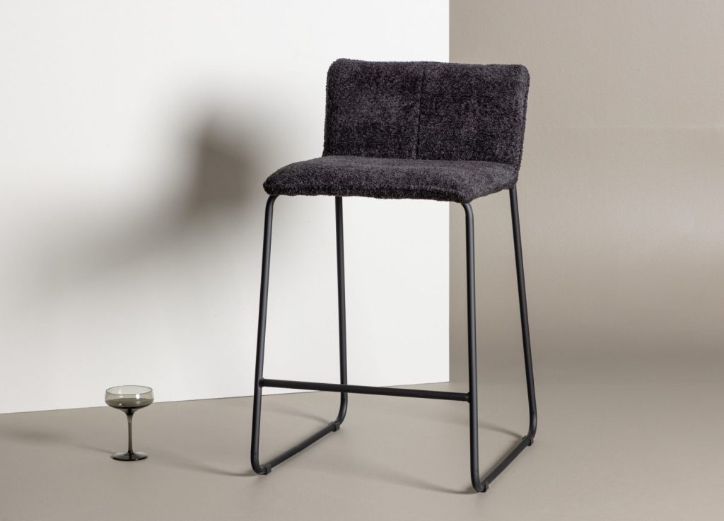 Lot de 2 tabourets de bar Bisbee tissu bouclette noir assise 65 cm mis en scène autour d'un îlot ou d'une table haute