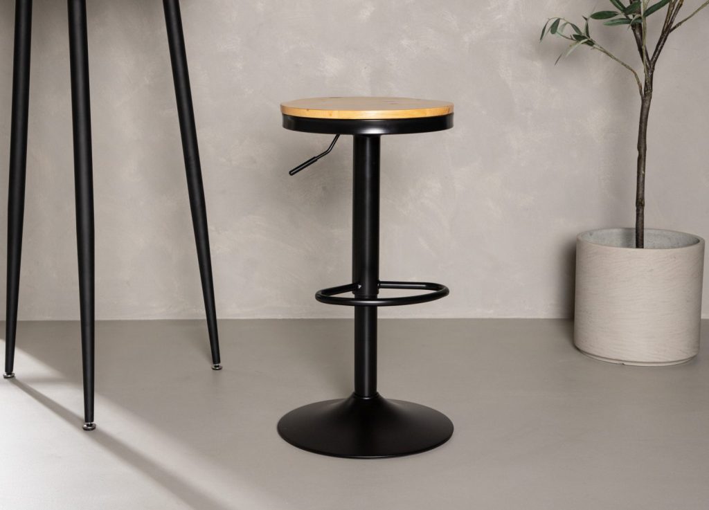 Lot de 2 tabourets de bar Conway acier naturel assise 60 cm mis en scène autour d'un îlot ou d'une table haute