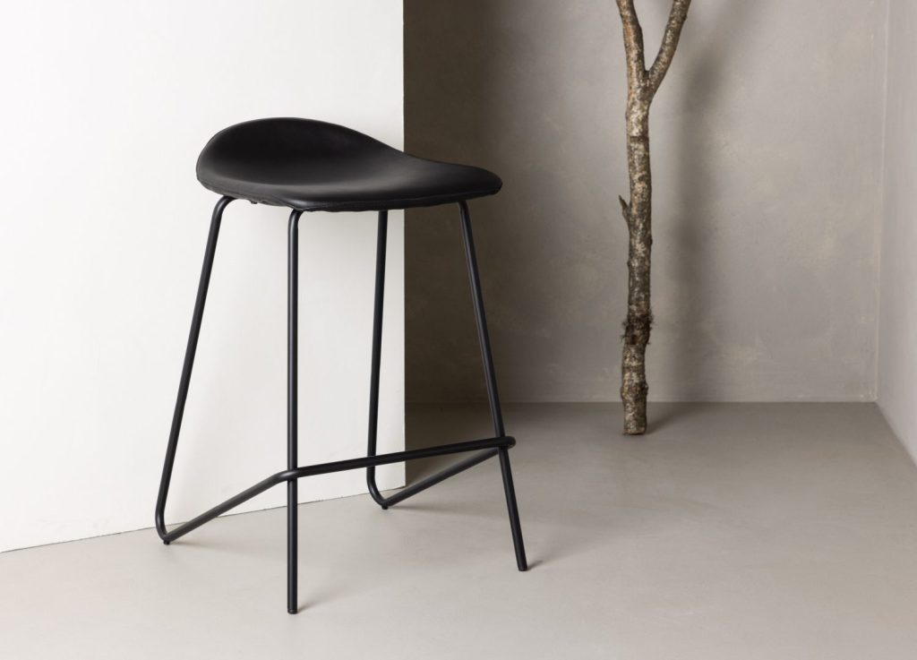 Lot de 2 tabourets de bar Grebbestad similicuir noir assise 66 cm mis en scène autour d'un îlot ou d'une table haute