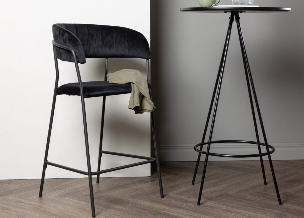 Lot de 2 tabourets de bar Lui velours noir assise 61 cm mis en scène autour d'un îlot ou d'une table haute