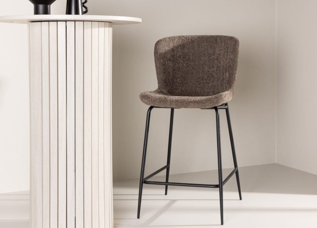 Tabouret de bar Modesto tissu bouclette marron assise 65 cm mis en scène autour d'un îlot ou d'une table haute
