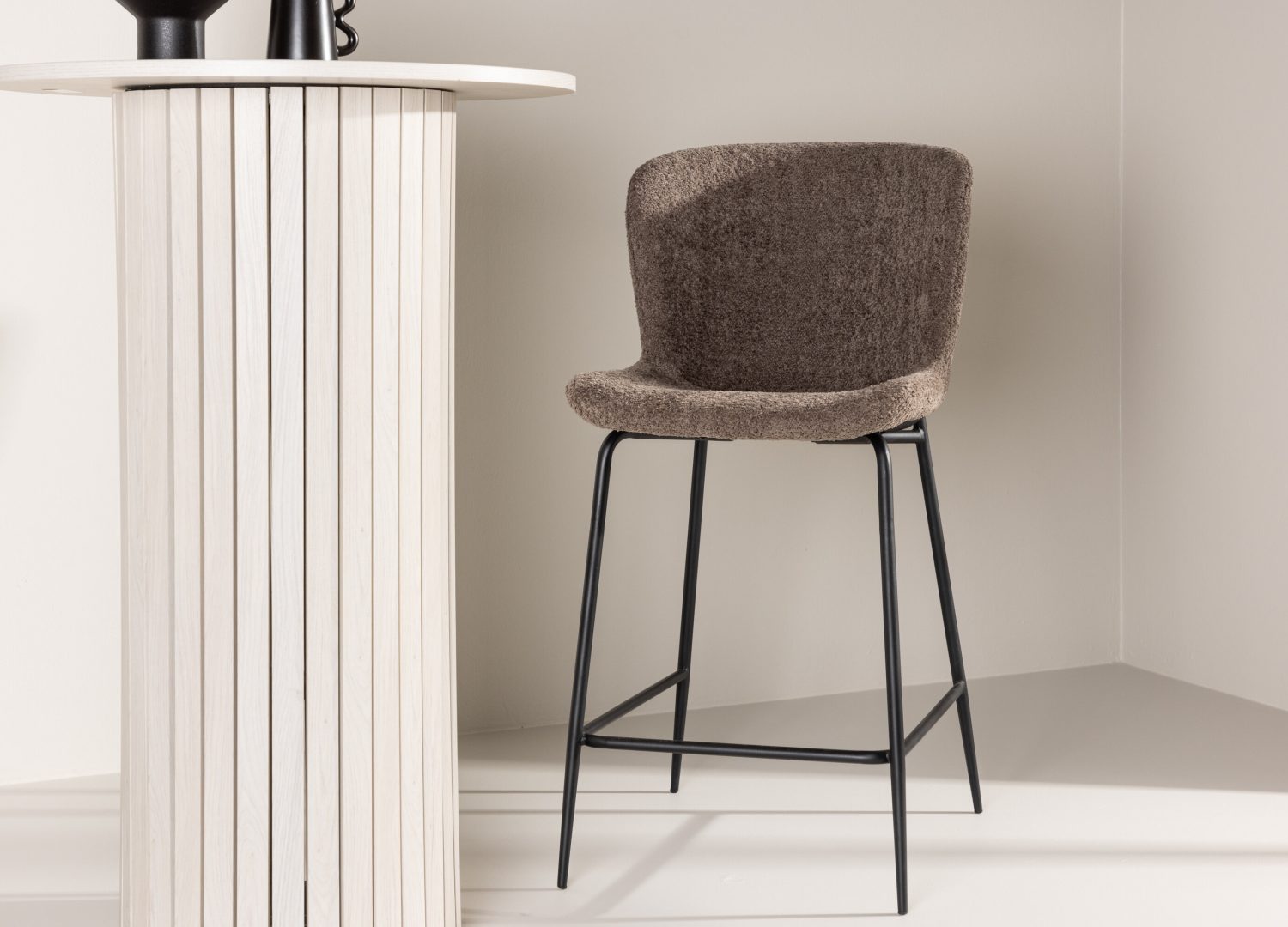 Tabouret de bar Modesto tissu bouclette marron assise 65 cm mis en scène autour d'un îlot ou d'une table haute