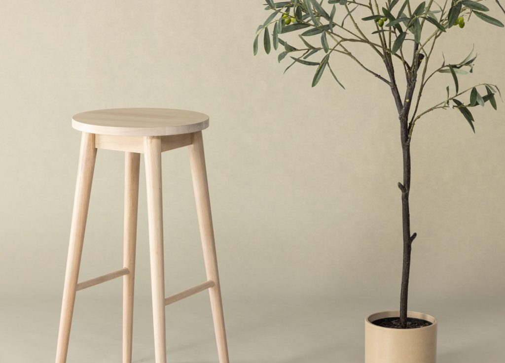 Lot de 2 tabourets de bar Mollösand hévéa blanchi assise 75 cm mis en scène autour d'un îlot ou d'une table haute