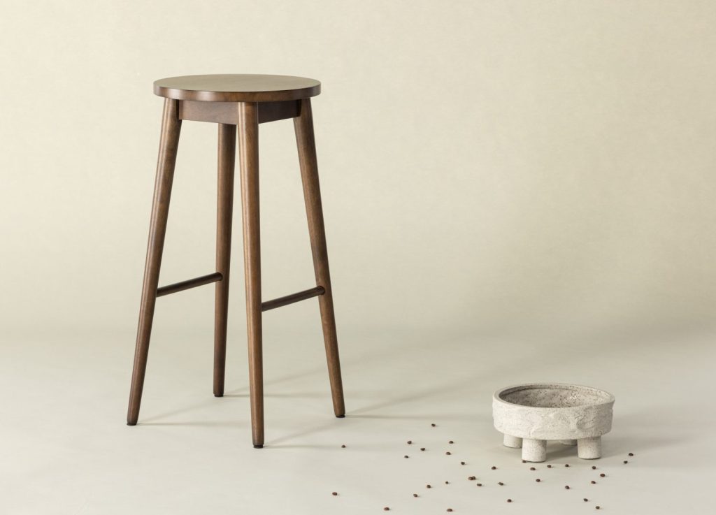 Lot de 2 tabourets de bar Mollösand hévéa moka assise 75 cm mis en scène autour d'un îlot ou d'une table haute